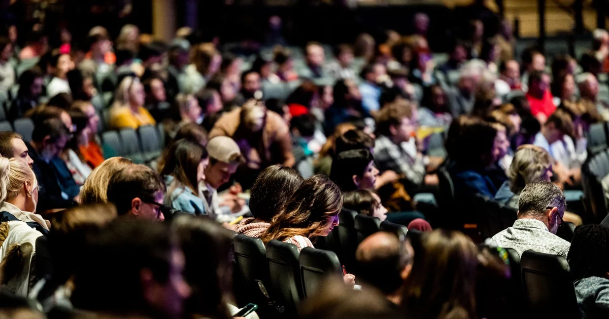 Foto ilustrativa de uma conferência; não retrata o evento nem as participantes citadas.