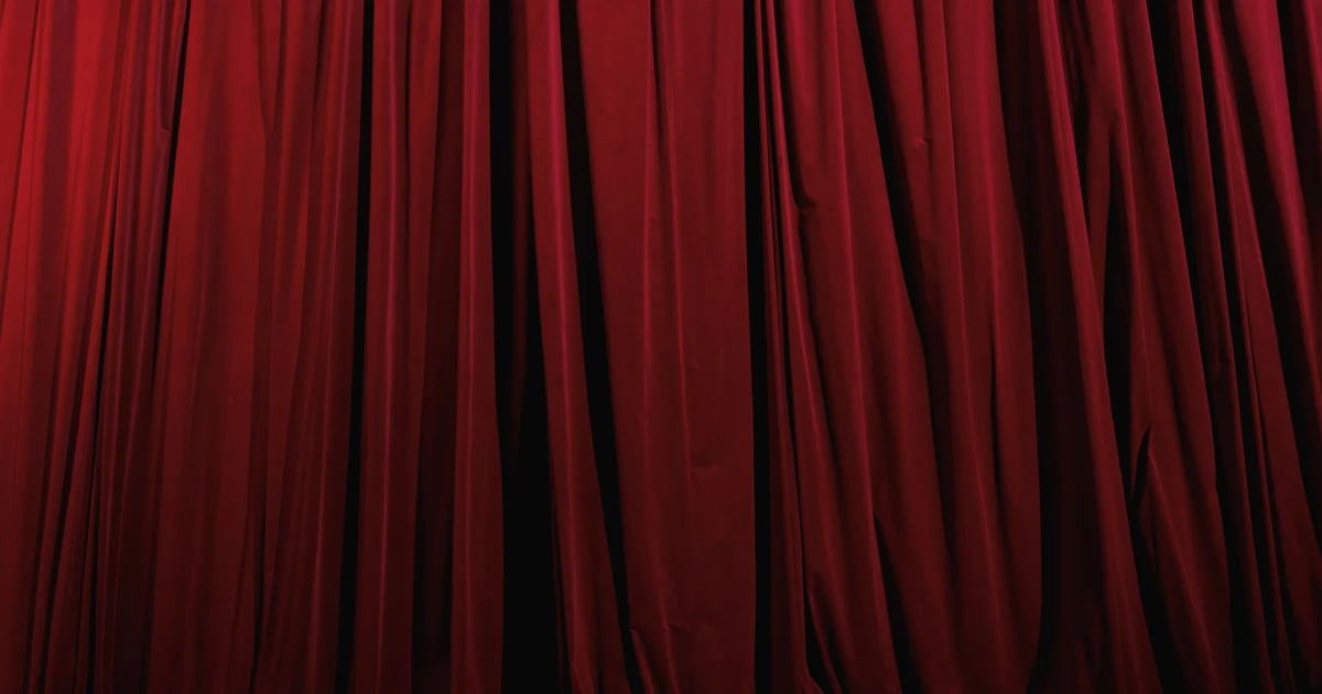 Foto ilustrativa de cortinas vermelhas de teatro; não retrata o Centro Cultural Boa Vista.