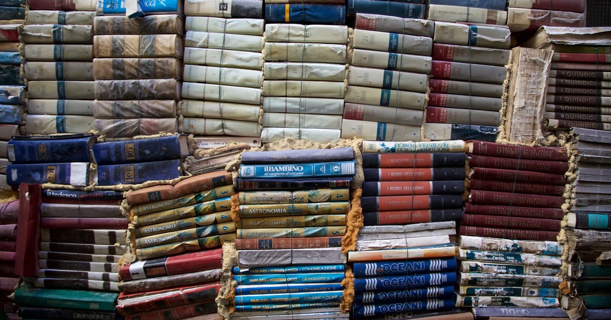 Foto ilustrativa de uma seleção de livros; não retrata a Festa Literária de Guararema.