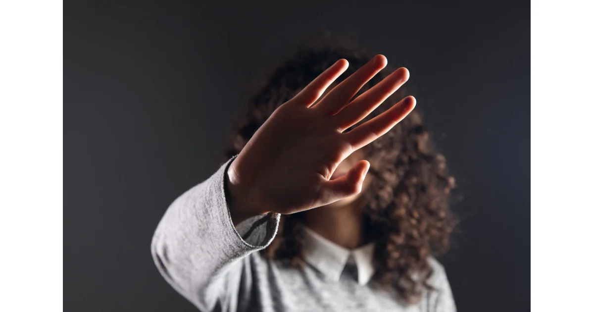 Conheça o gesto silencioso que pode ajudar mulheres a pedir socorro em situações de violência — imagem divulgada pela fonte.