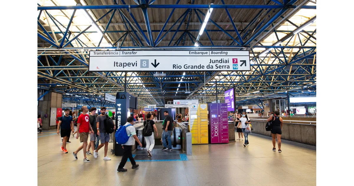 Passageiros circulam na Estação Palmeiras-Barra Funda, em foto de divulgação utilizada pela Agência SP. A imagem não registra a ação de empregabilidade.