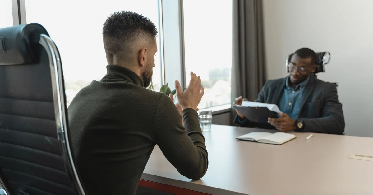 Foto ilustrativa de uma entrevista de emprego; não retrata o mutirão de Mogi das Cruzes.