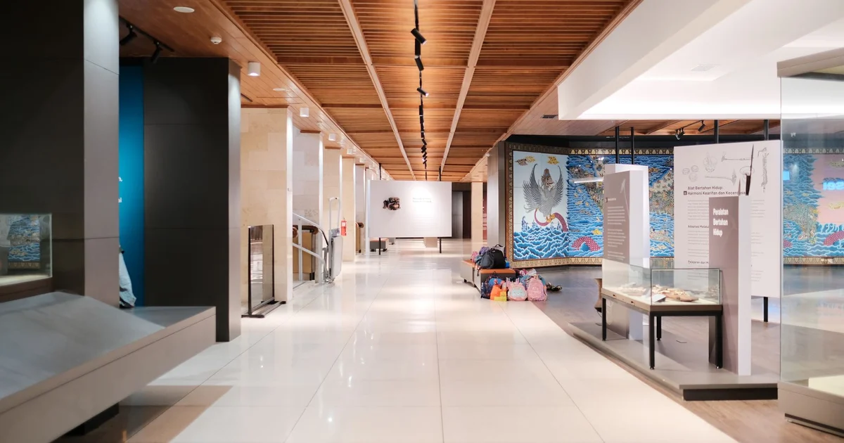 Foto ilustrativa de exposição em museu; não retrata a oficina ou o local citados.