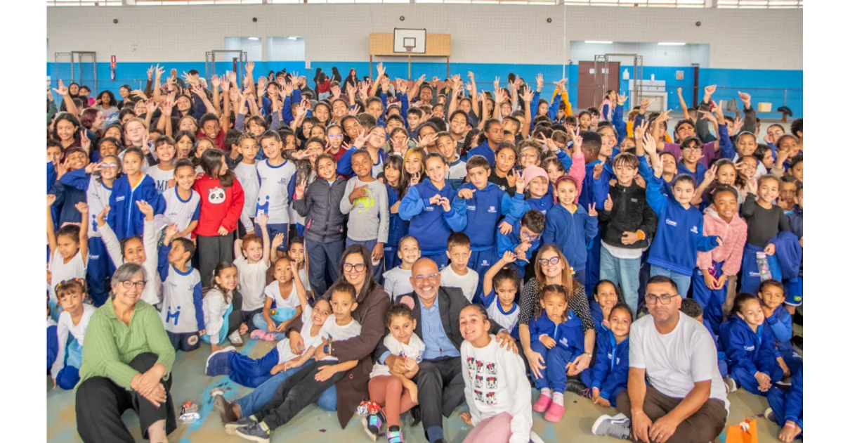 Mara Bertaiolli acompanha comemoração dos 316 anos do Botujuru e recebe o carinho dos estudantes — imagem divulgada pela fonte.
