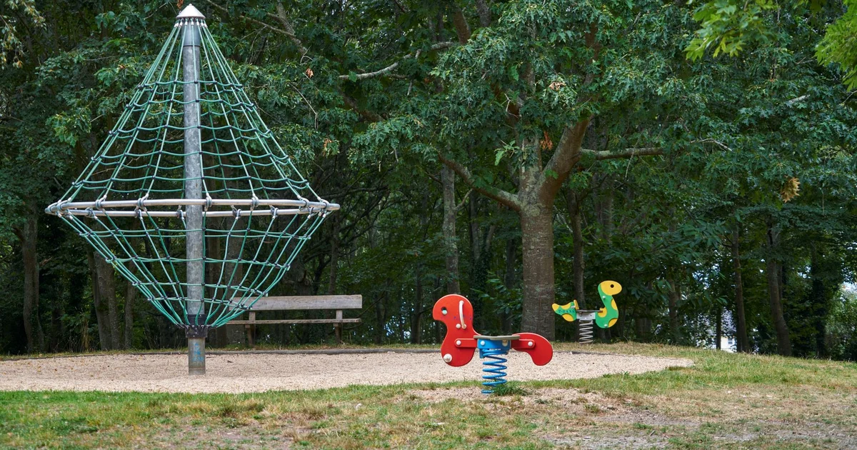 Foto ilustrativa de playground arborizado; não retrata os parques de Mogi das Cruzes nem o evento Rua Mais Feliz.