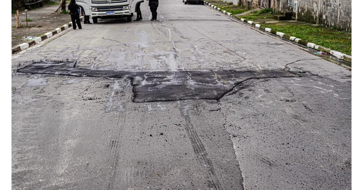 Prefeitura de Ferraz realiza operação tapa-buraco na Rua Gaspar Ricardo — imagem divulgada pela fonte.