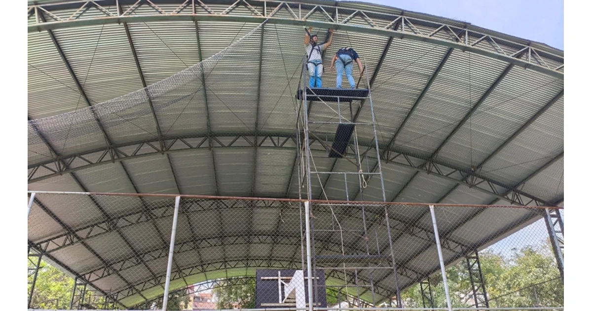 Prefeitura instala redes de proteção contra pombos na quadra do Centro Esportivo do Jardim Camila — imagem divulgada pela fonte.