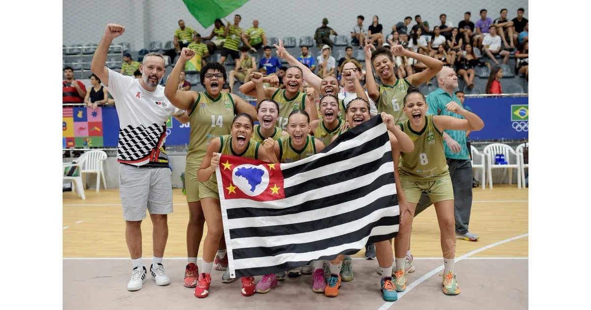 Equipe feminina posa com a bandeira paulista em foto de arquivo usada pela Agência SP para ilustrar a campanha de 2025. A imagem não registra a edição de 2026.